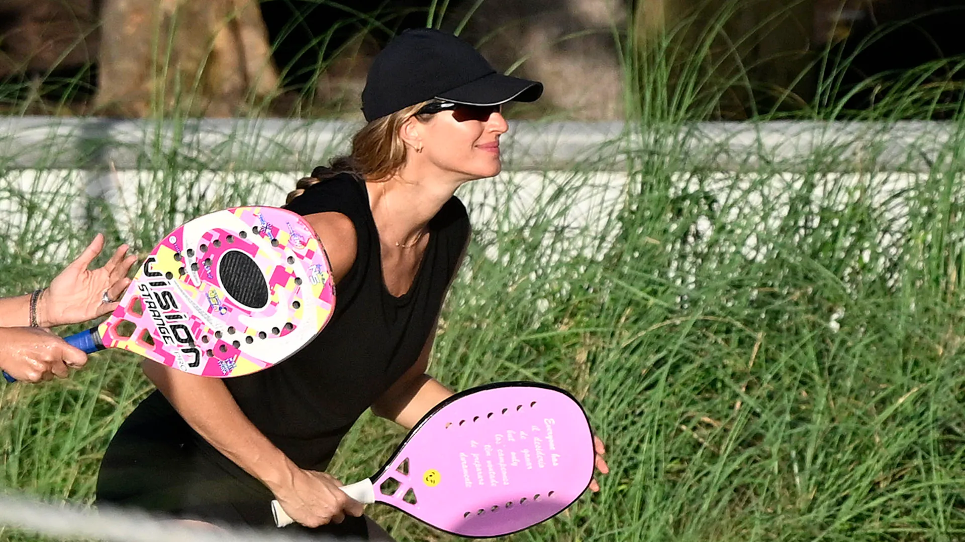 Si tiene in forma anche quando è con gli amici: eccola mentre si diverte con i racchettoni
