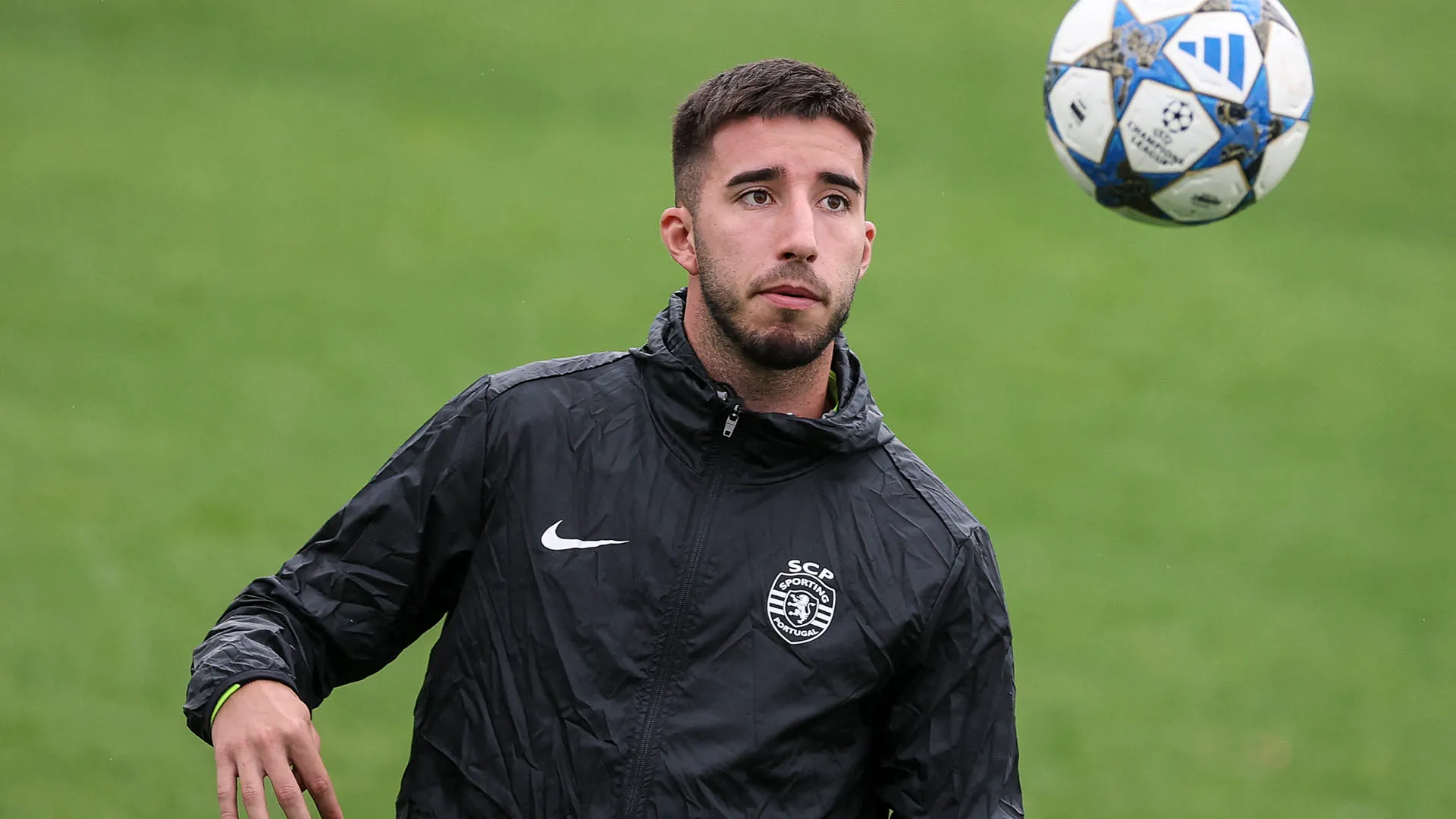 Attualmente il giovane difensore ha un accordo con il club fino al 2027
