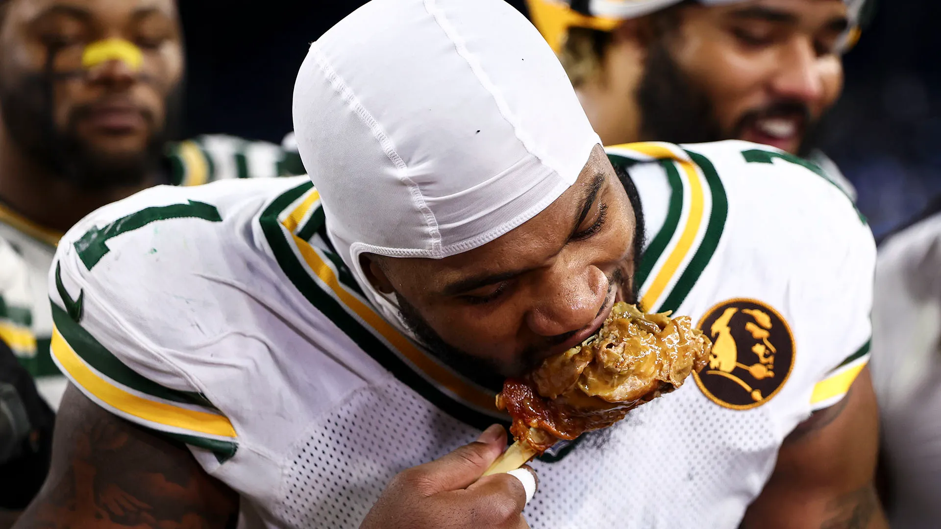 Enorme banchetto allestito in campo: i campioni divorano tutto