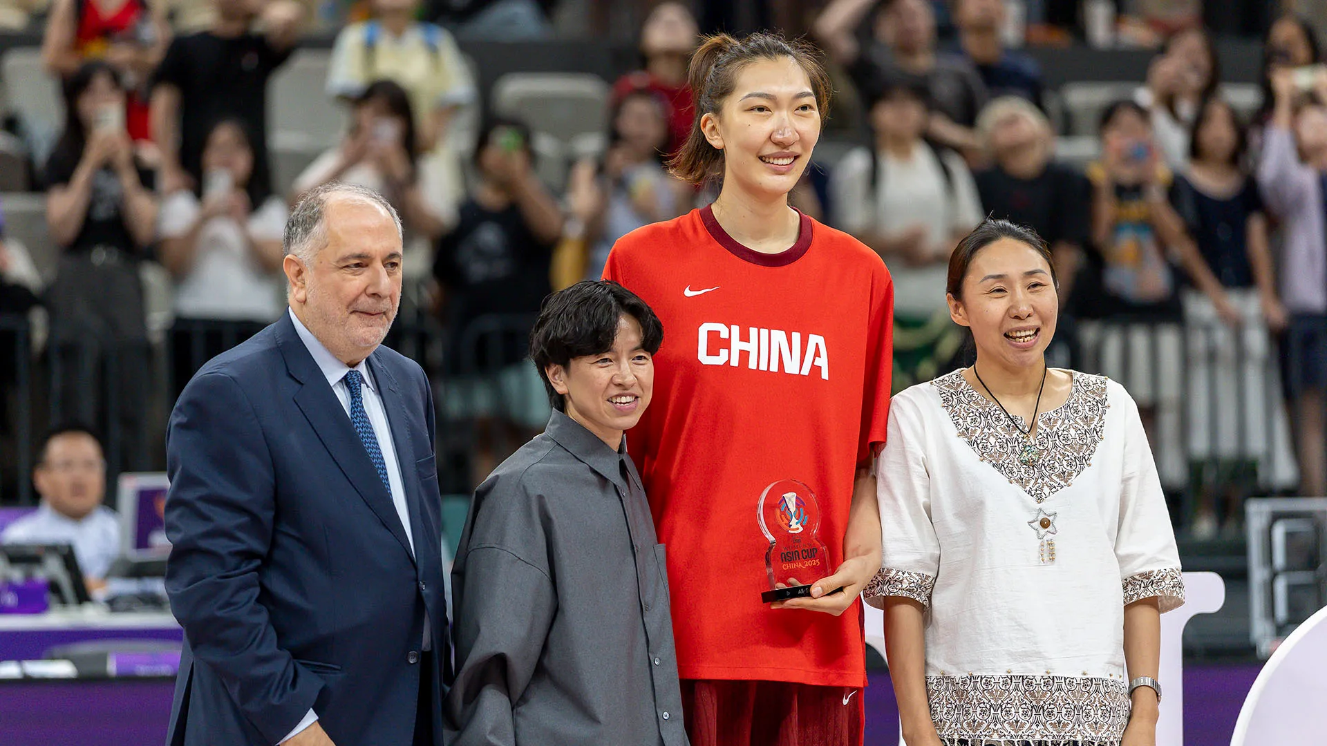 Han Xu è alta 211 centimetri, un'altezza impressionante anche nel mondo del basket
