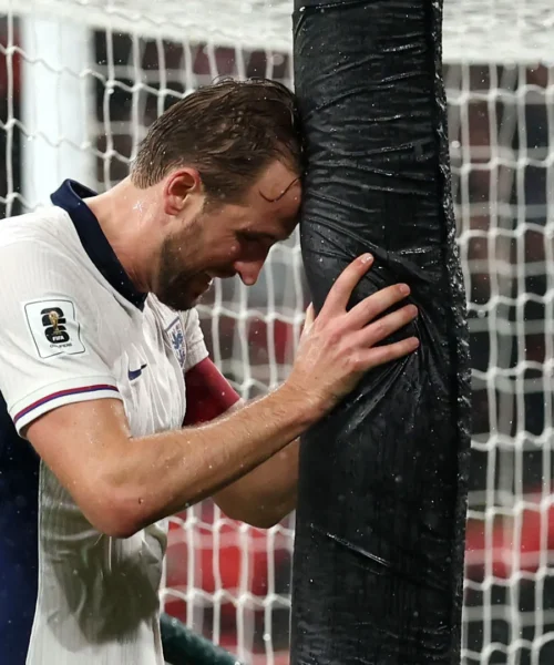Nervi tesi per Harry Kane che si sfoga con il palo. Immagini