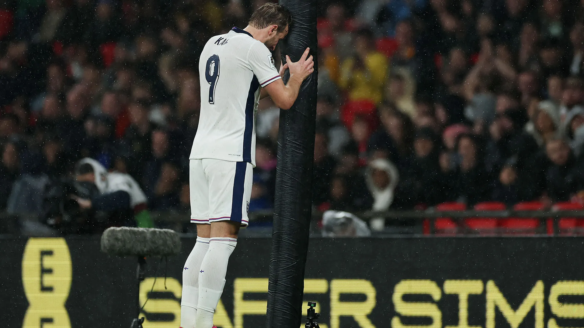 Il centravanti sembrava voler distruggere il palo di sostegno della porta