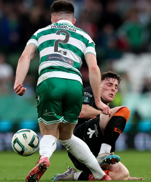 Intervento folle: rischia di spezzare la gamba all’avversario. Foto