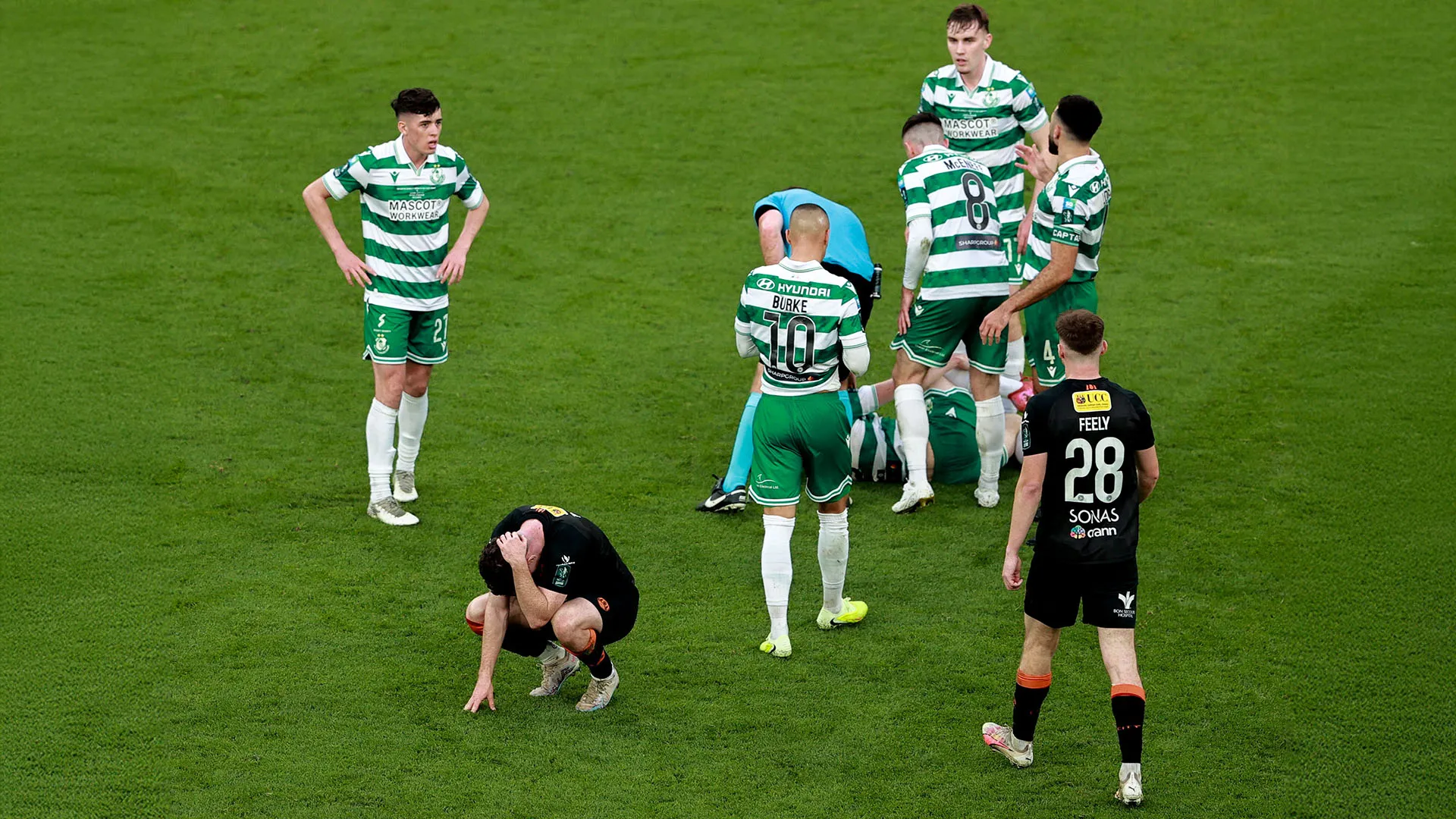 Mentre l'arbitro controllava le condizioni di Josh Honohan, Harry Nevin si disperava