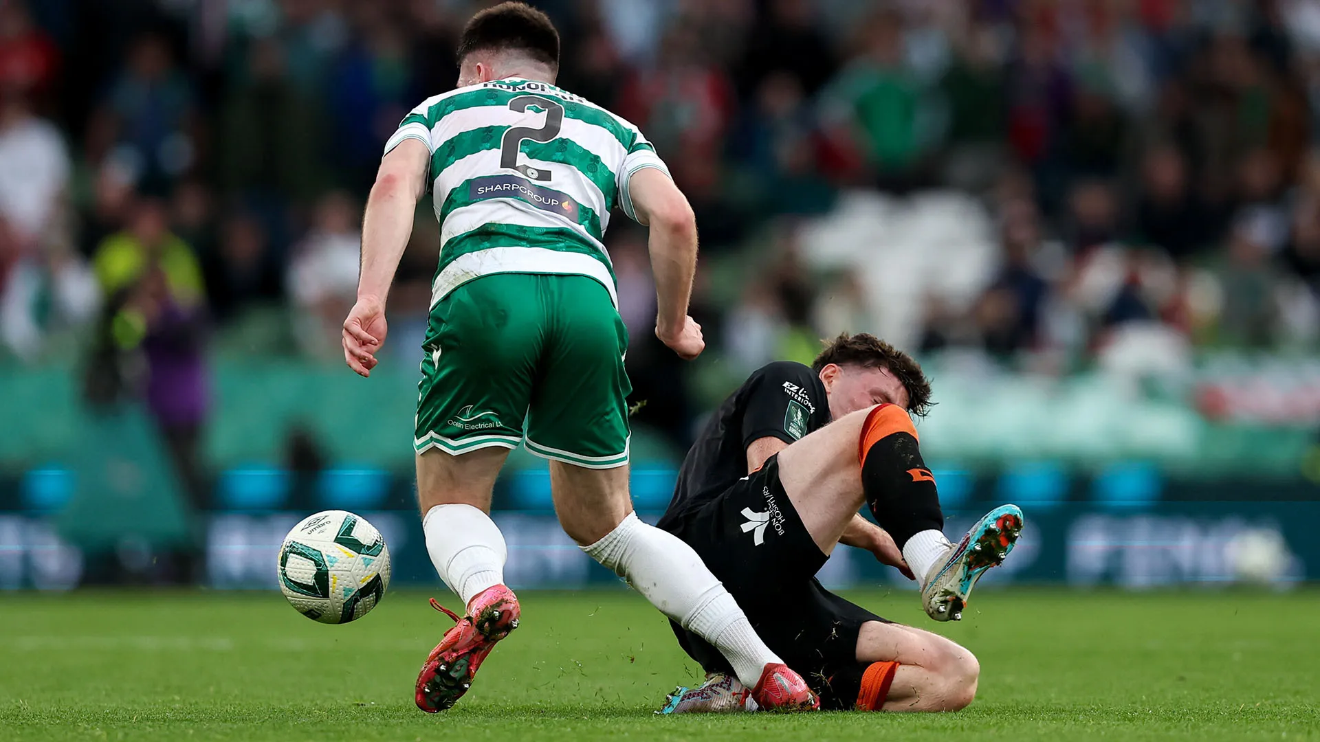 Il campione del Cork City ha sbagliato totalmente i tempi dell'intervento