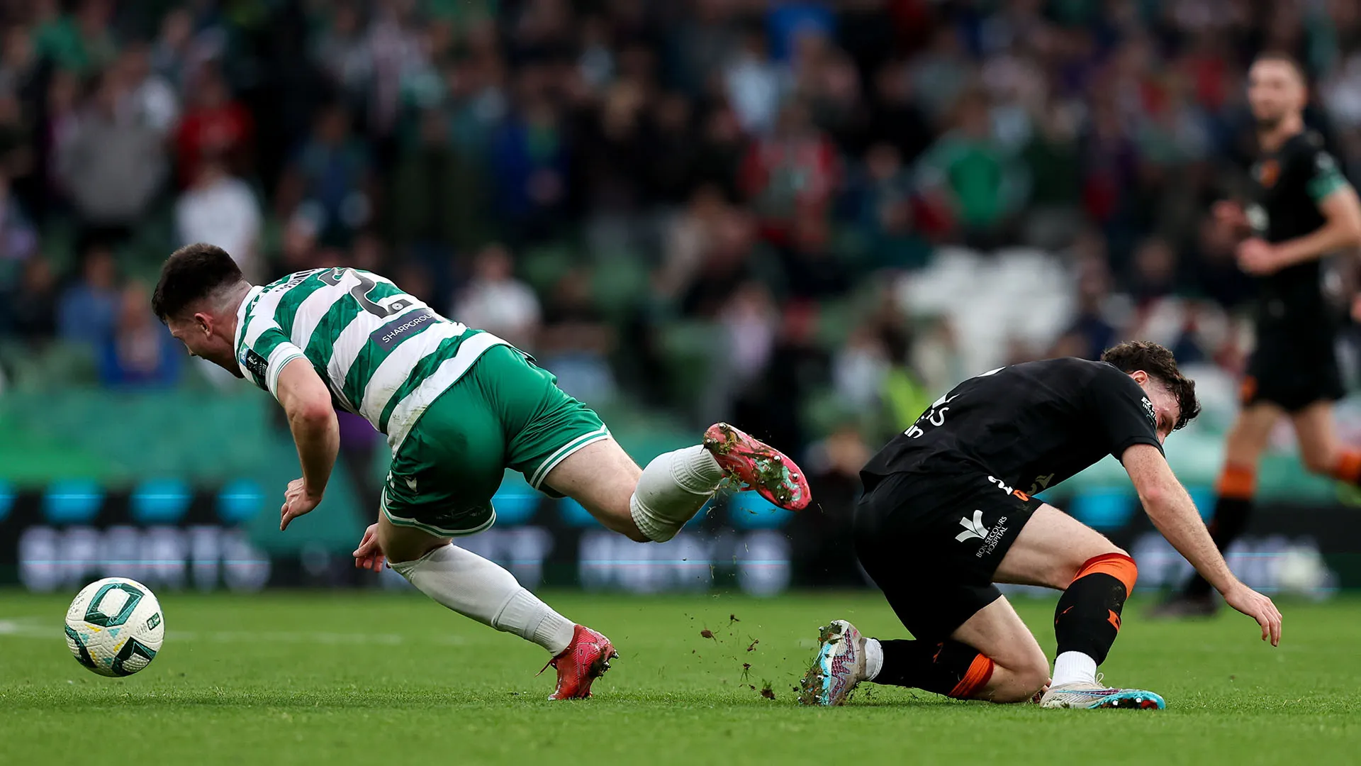 Ha colpito lo stinco dell'avversario che è caduto a terra dolorante