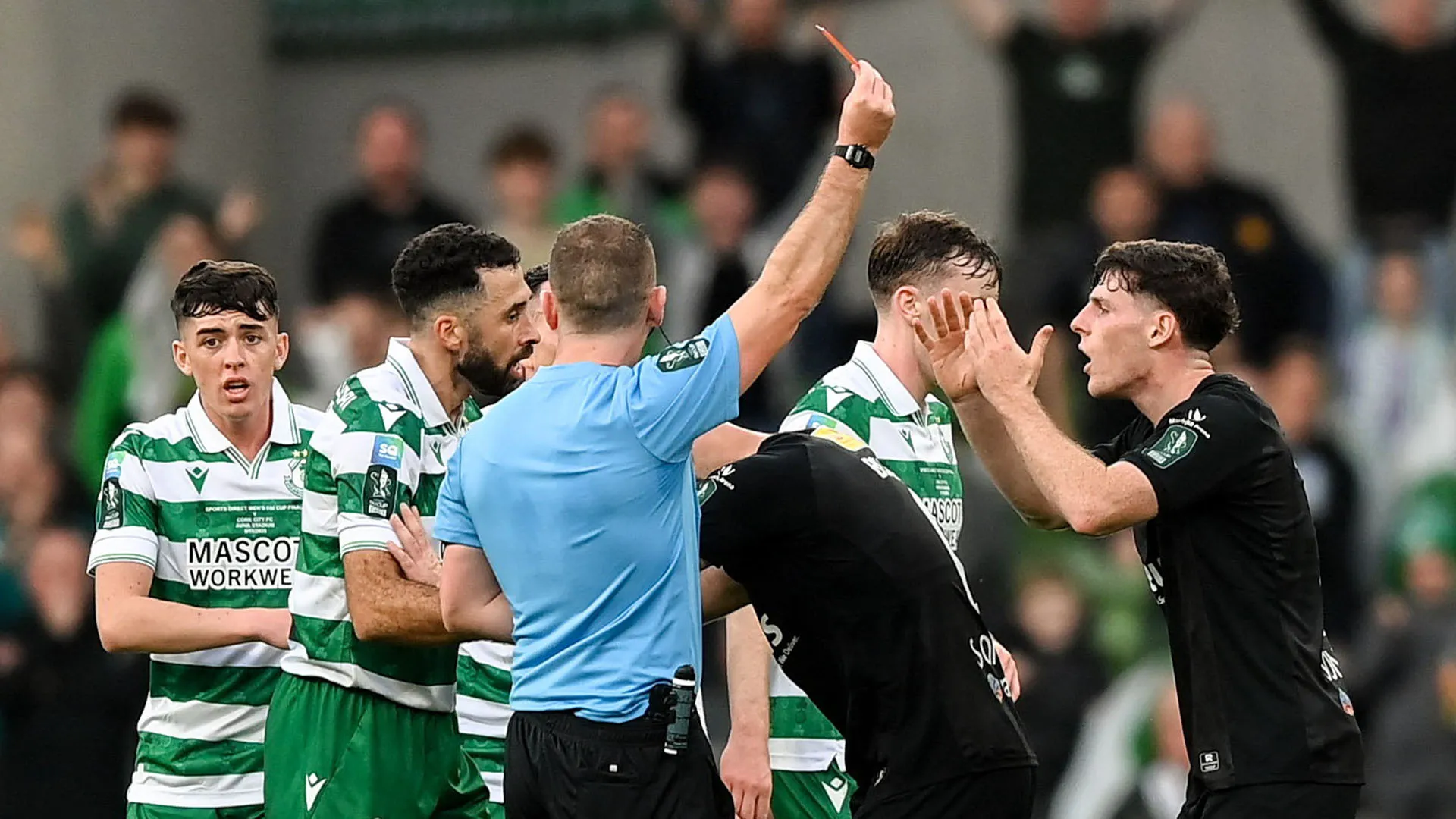 Alcuni calciatori dello Shamrock Rovers gli hanno inveito contro per lo sconsiderato intervento sul loro compagno