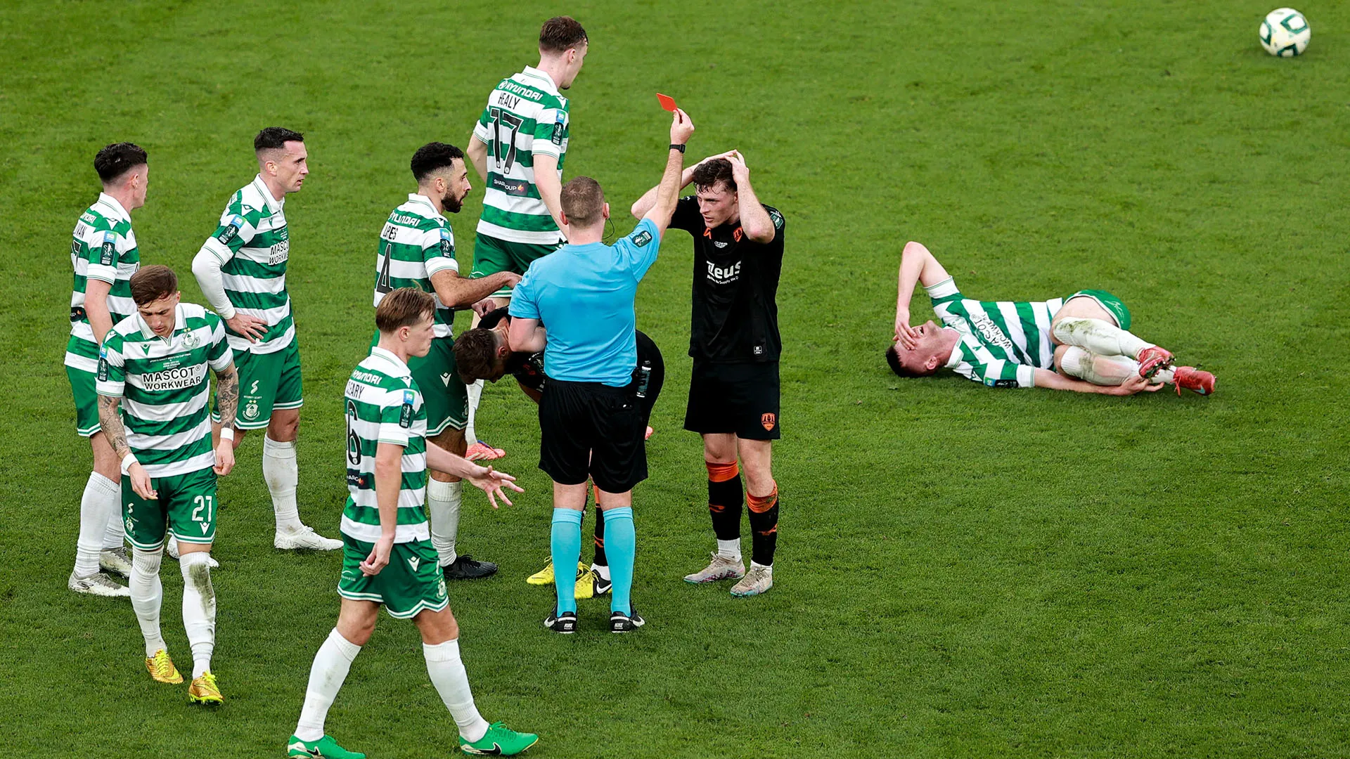Il direttore di gara ha estratto il cartellino rosso per il calciatore del Cork City