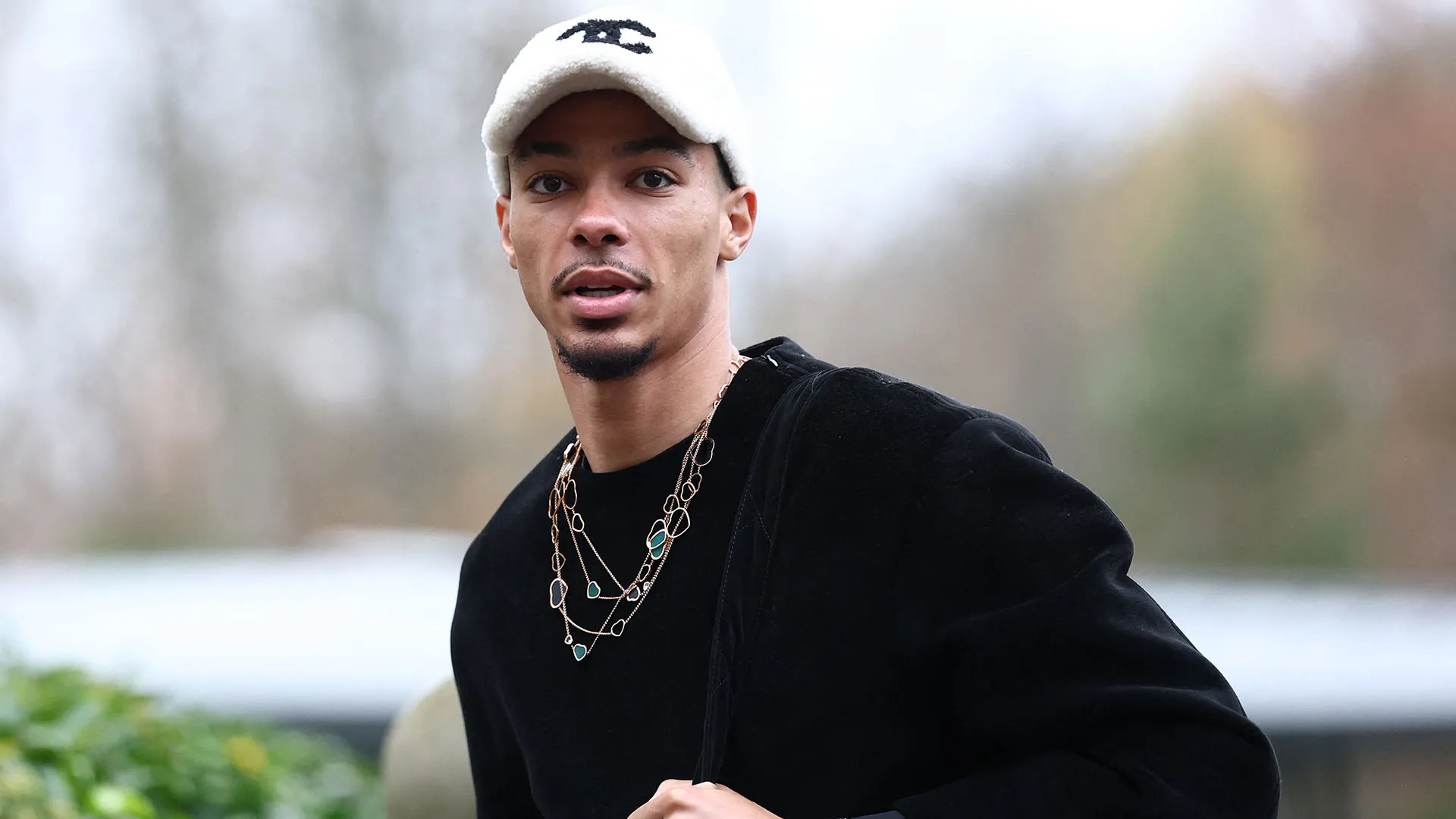 La punta del Liverpool Hugo Ekitike immortalato dai fotografi