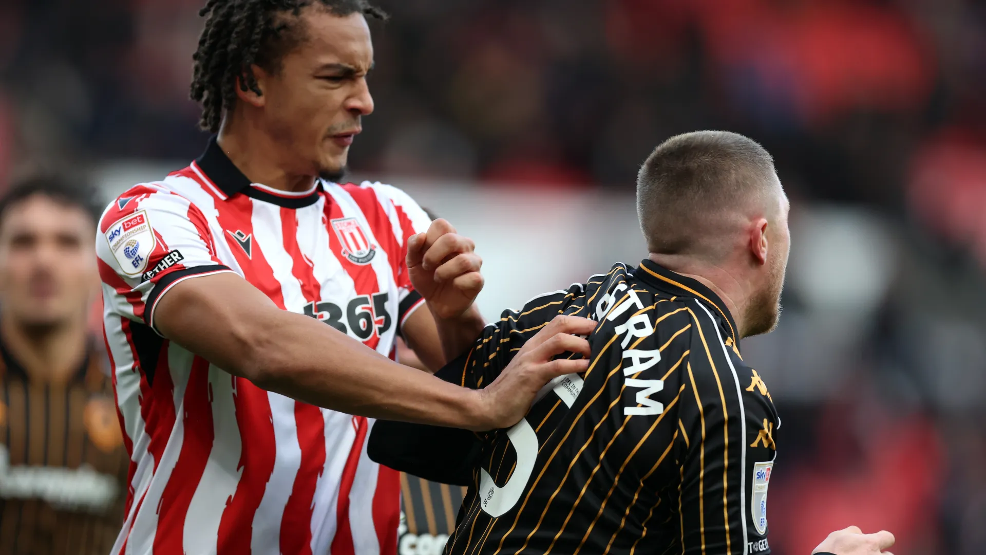 Il gesto non è piaciuto affatto ai calciatori dello Stoke City ed è nata un'accesa discussione
