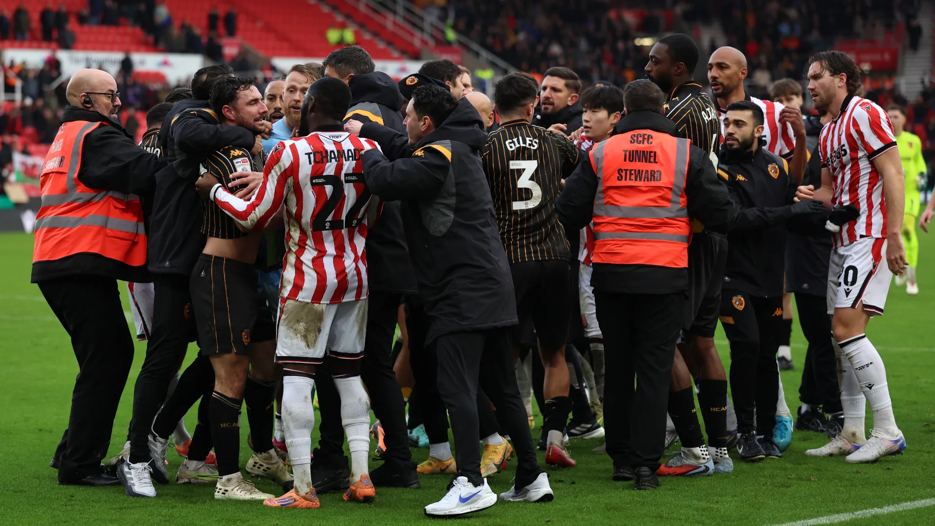 Sono intervenuti anche atleti dalla panchina: una scena davvero triste
