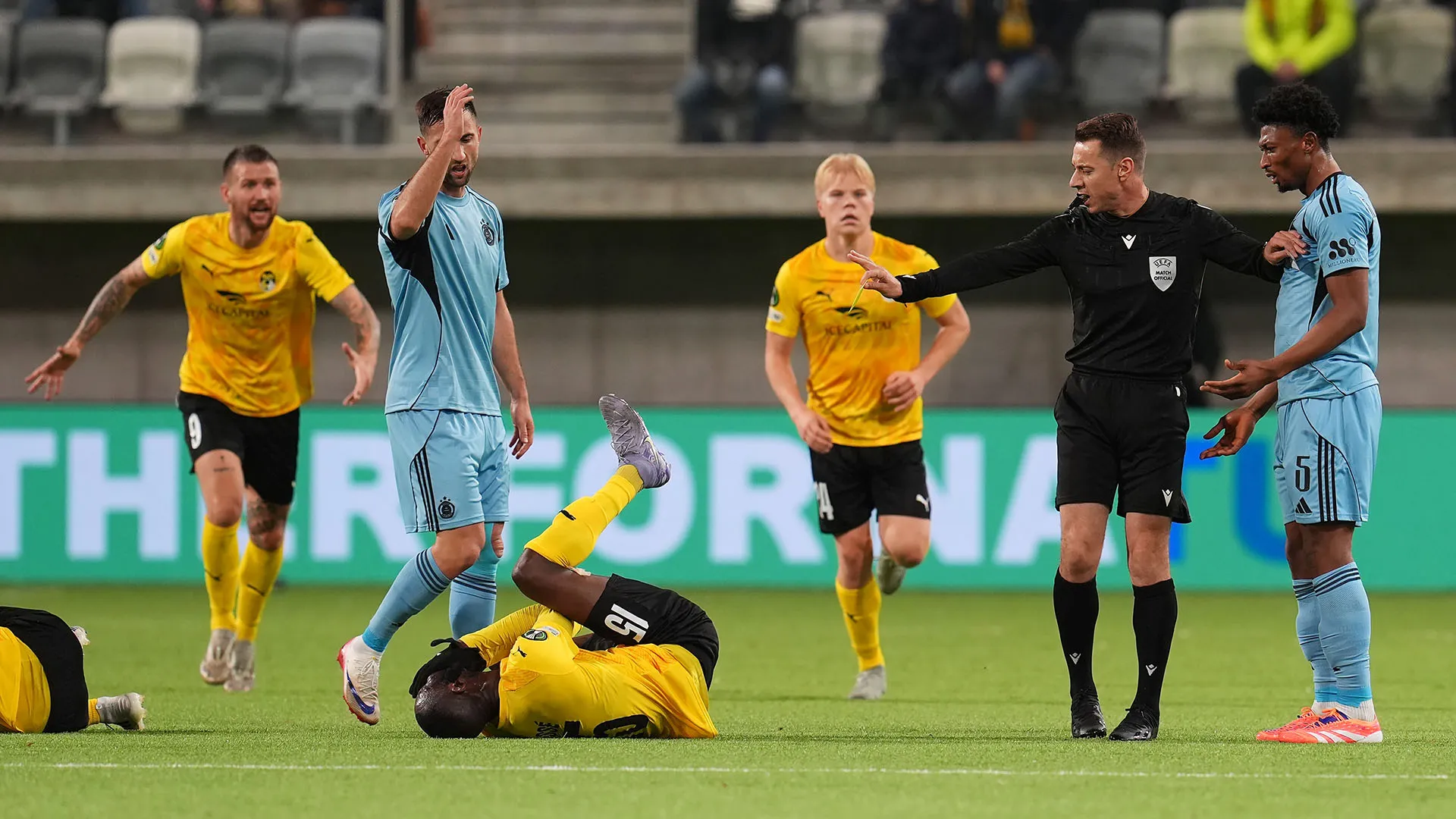 Ma a sfiorarlo non era stato il giocatore avversario, ma l'arbitro