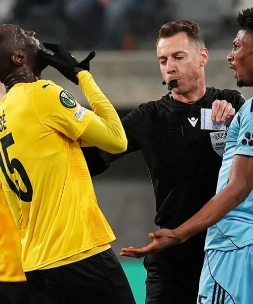 Cade a terra dopo un contatto con l’arbitro: le foto della ridicola simulazione