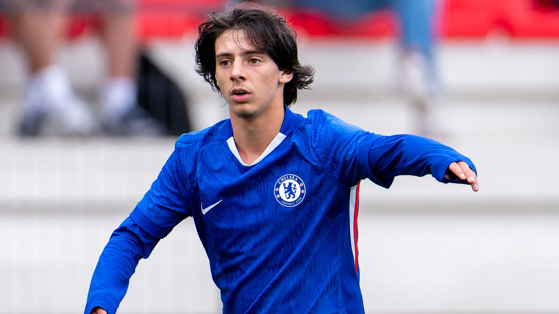 Rabbaj è mancino, è dotato di un ottimo dribbling e ha i capelli lunghi fino alle spalle: ricorda un giovanissimo Messi