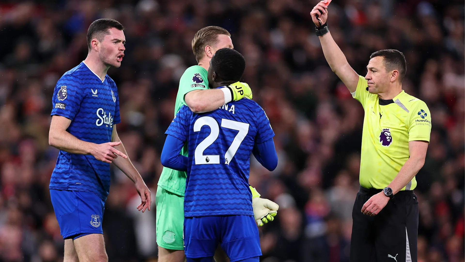 L'arbitro ha estratto il cartellino rosso e l'ha espulso
