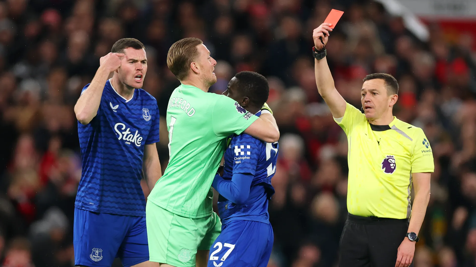 Il centrocampista era furioso e ha continuato a inveire contro il compagno di squadra