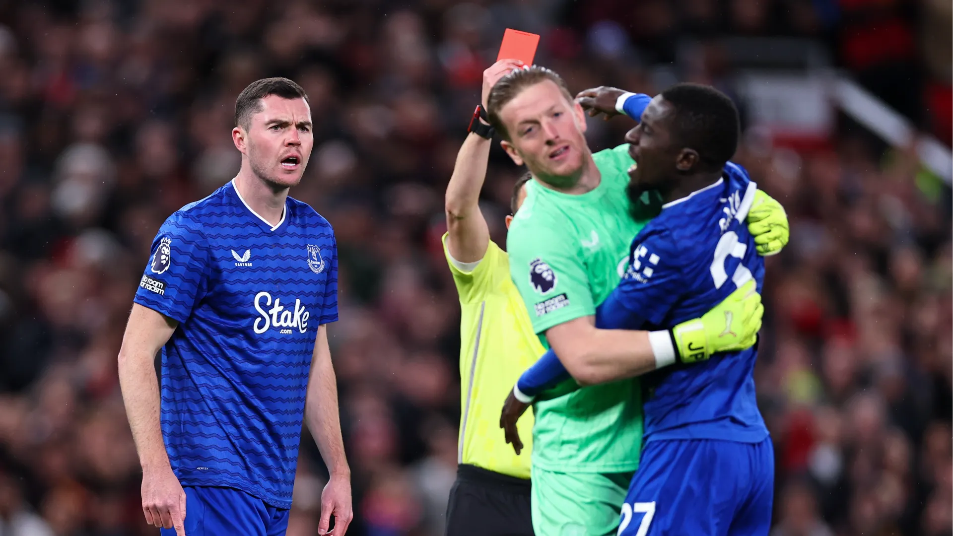 L'arbitro ha ovviamente estratto il cartellino rosso verso Gueye dopo lo schiaffo a Keane