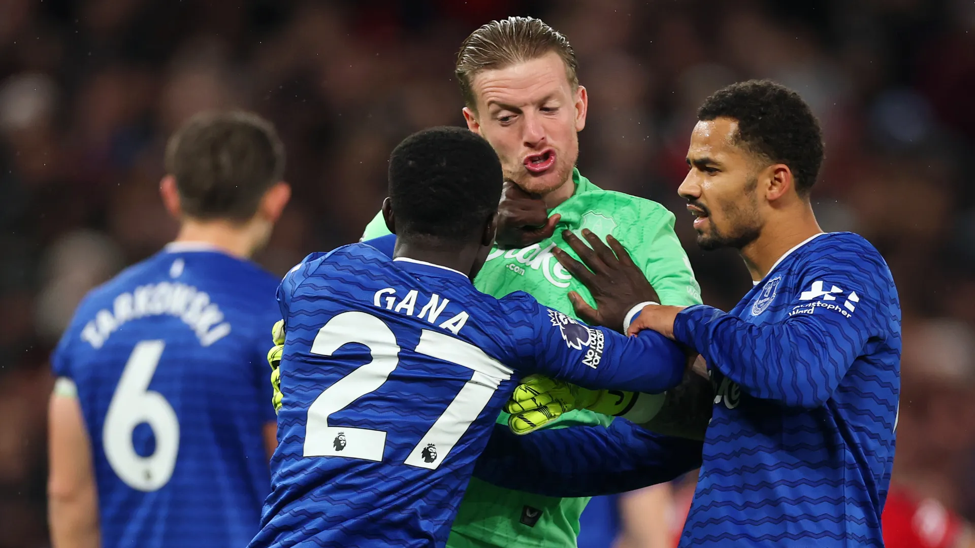 Gueye ha rifilato uno schiaffo al compagno di squadra, poi è intervenuto Jordan Pickford
