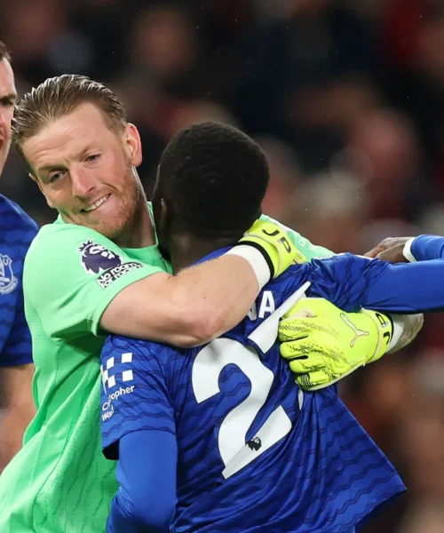 Schiaffo al compagno di squadra durante la partita: le foto della scena assurda