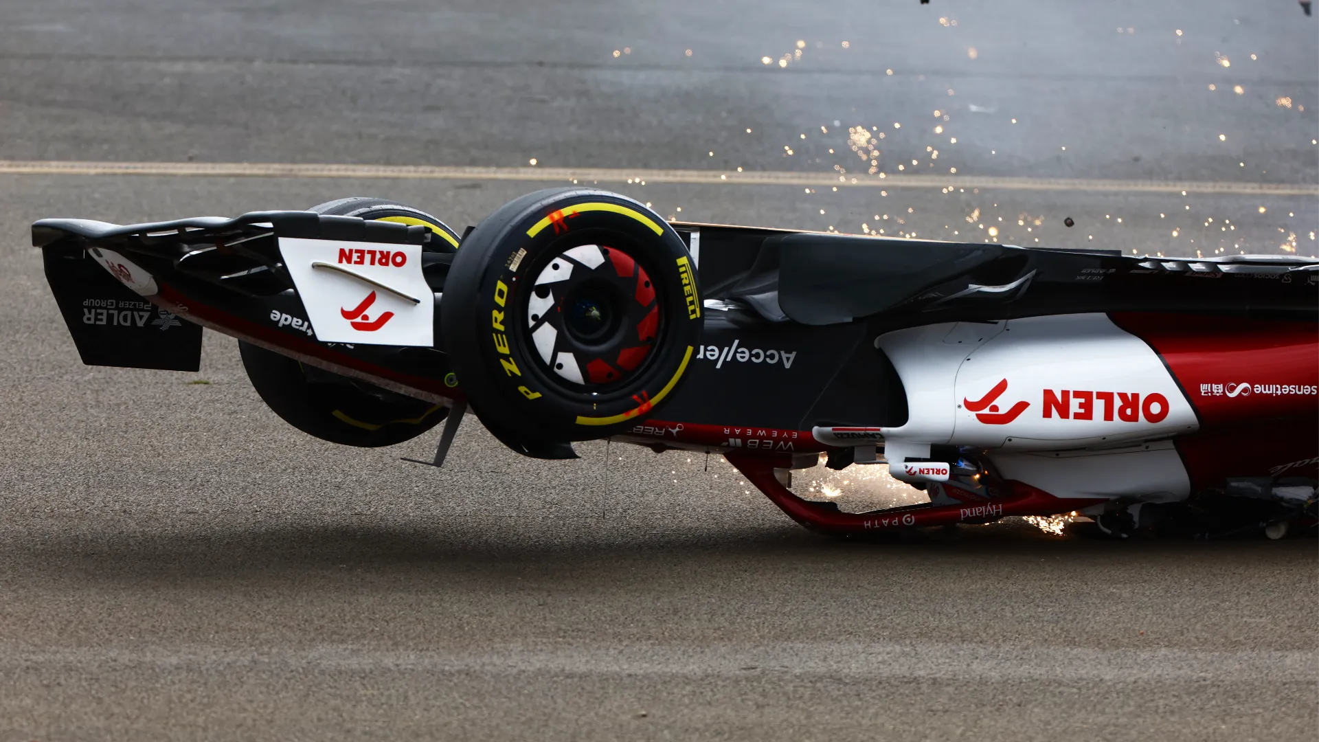 Miracolosamente, Zhou ne uscì praticamente illeso