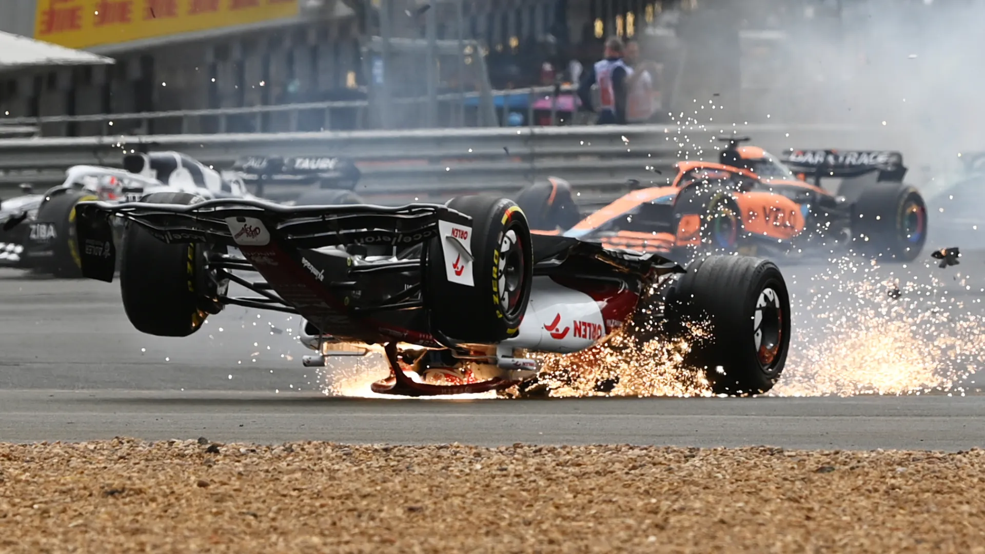 La vettura si schiantò a velocità folle contro le recinzioni, scavalcando un muro di gomme