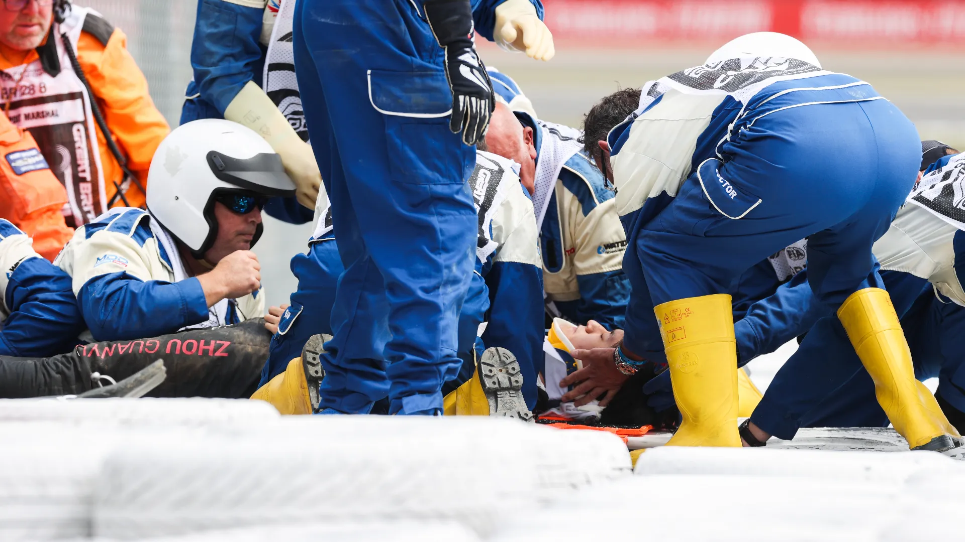 Immediatamente soccorso, il pilota cinese venne trasportato al centro medico