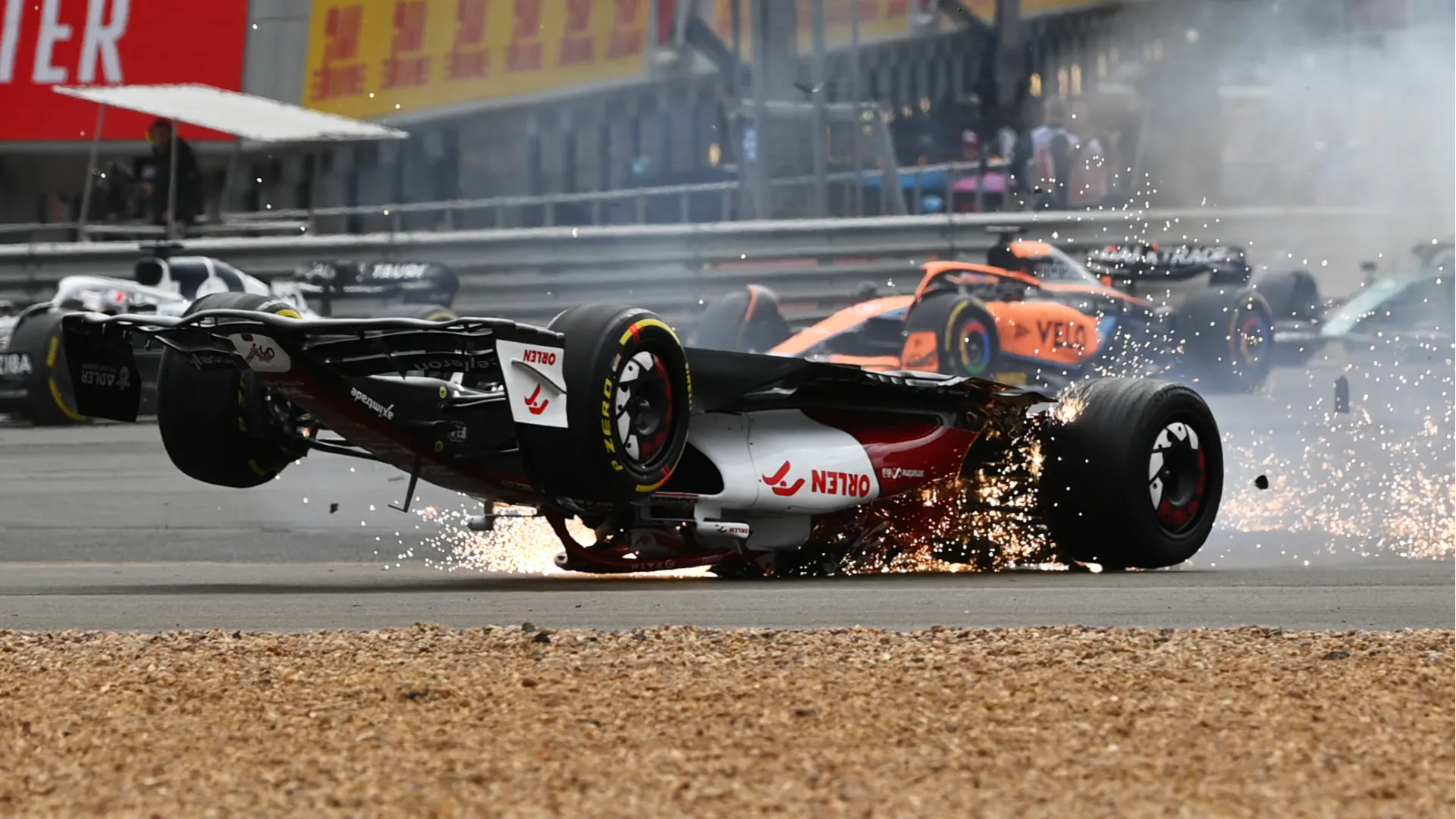 Il pilota cinese percorse a testa in giù centinaia di metri di pista