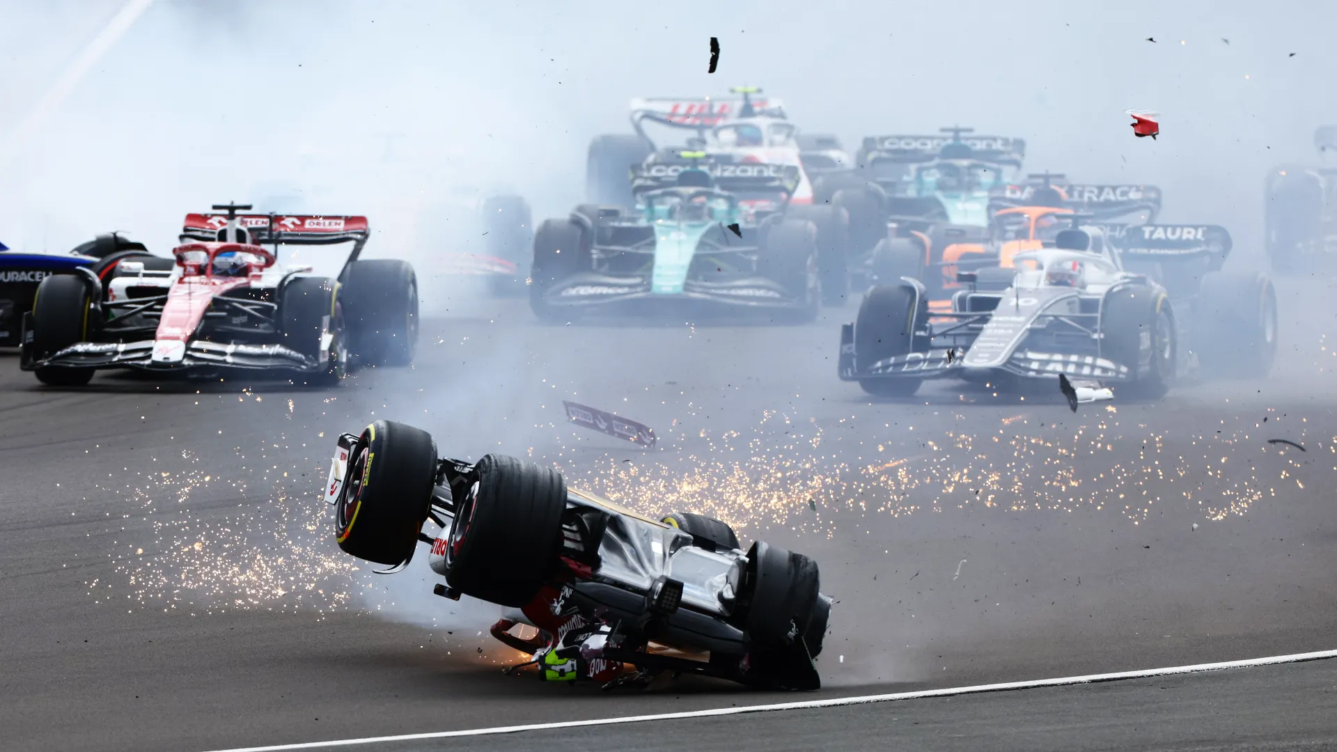"Quando l'auto si è capovolta, la prima cosa che ho provato a fare è stata rilasciare le mani dal volante per non rompermi il polso"