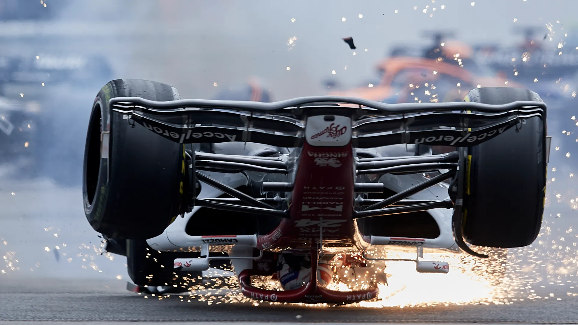 E' fortunato ad essere vivo dopo uno degli incidenti più impressionanti della storia della F1. Le immagini