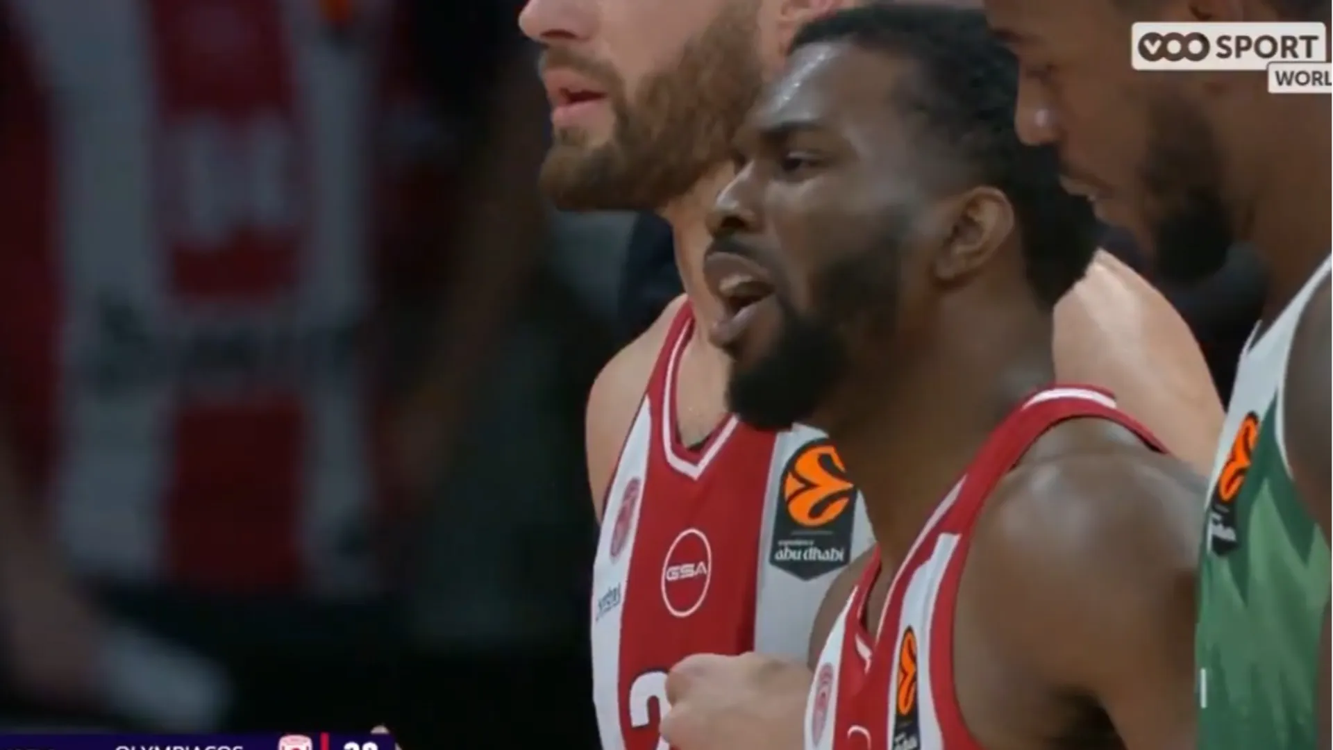 Evans, sconvolto, è stato accompagnato fuori dal campo dai compagni di squadra: "Non può succedere"