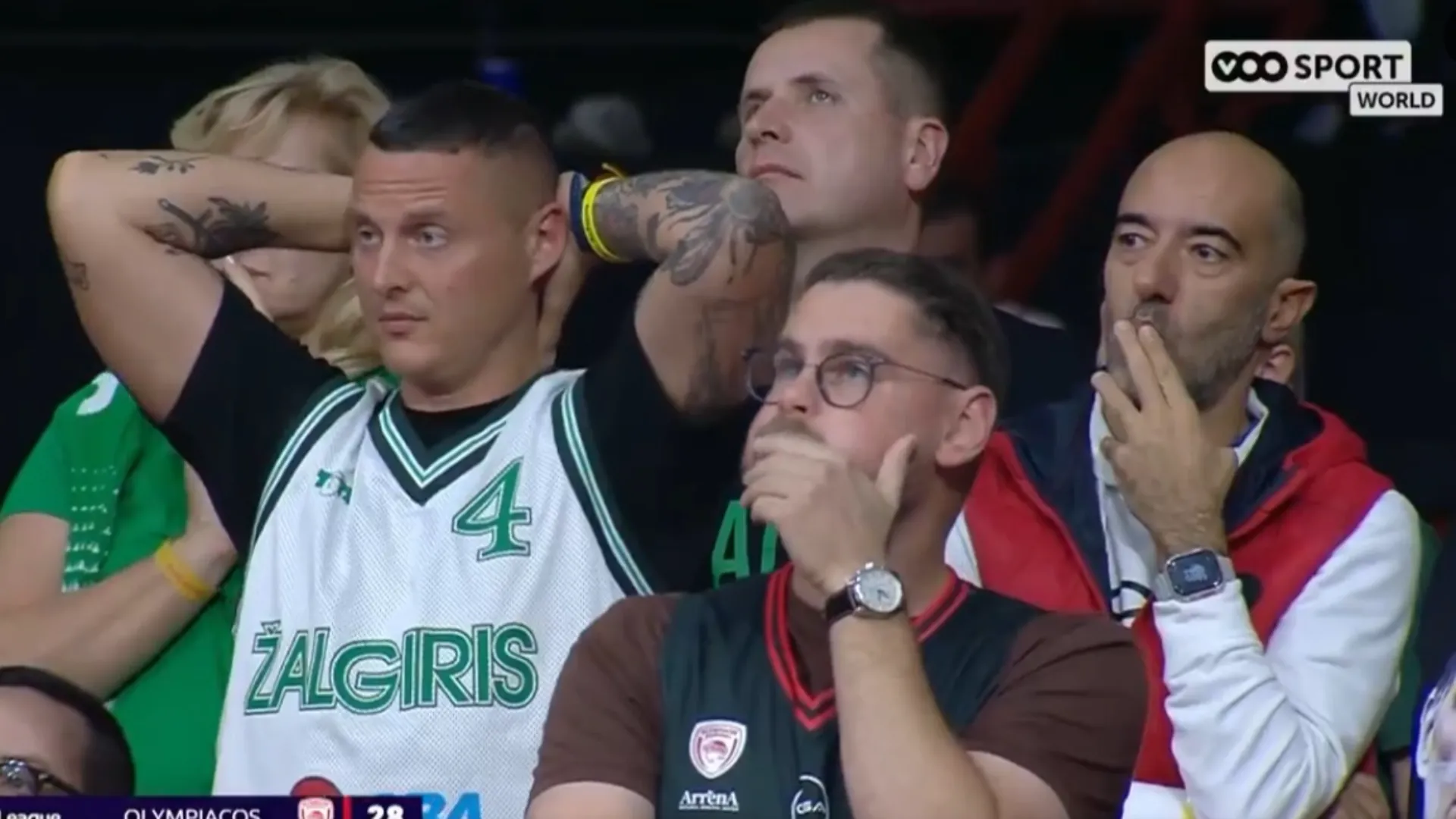 Il giocatore salterà il resto della stagione: anche i tifosi dello Zalgiris sono sconvolti sugli spalti