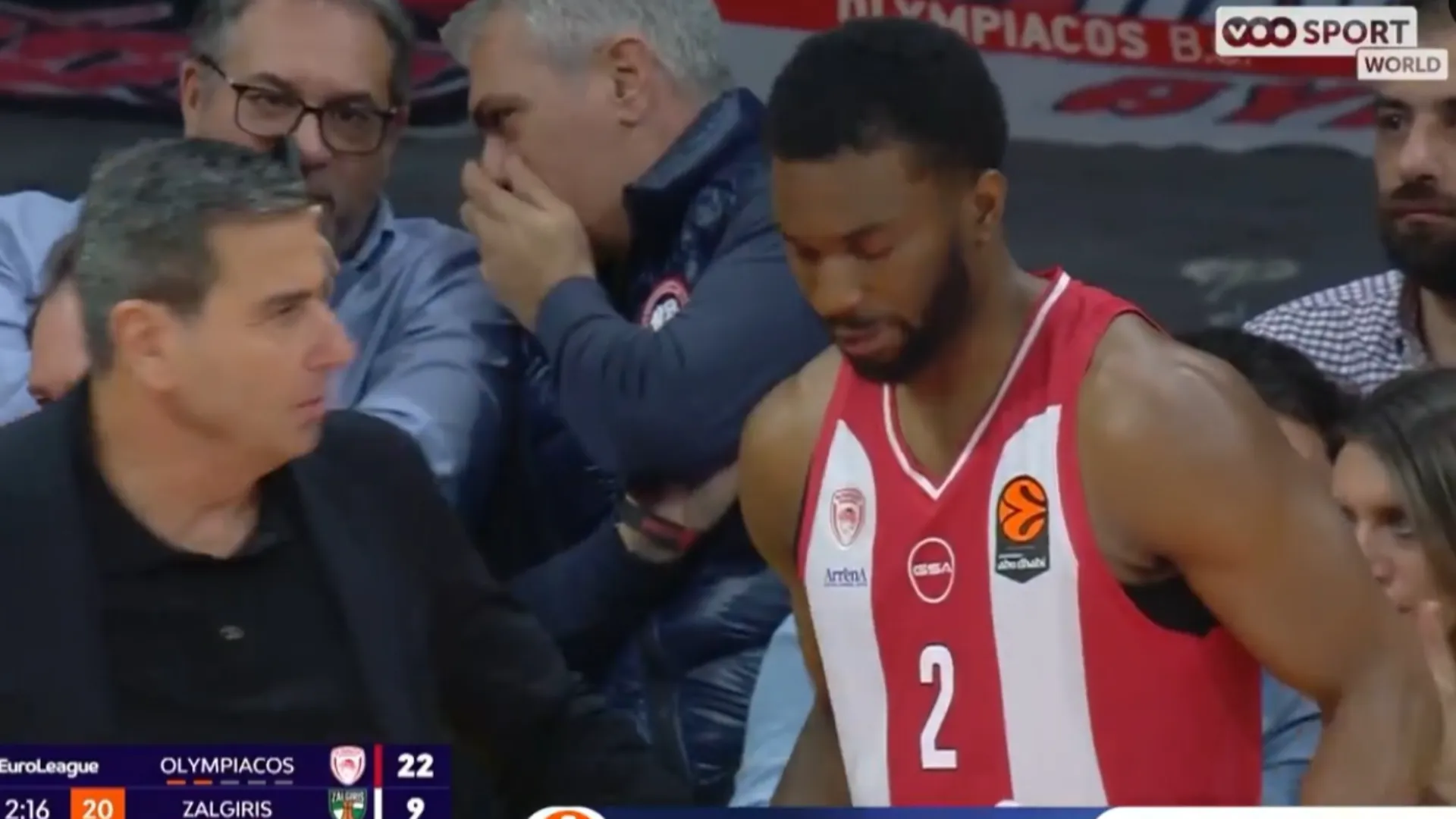 Ma dopo appena due minuti dal rientro in campo, è calato il gelo nel palazzetto