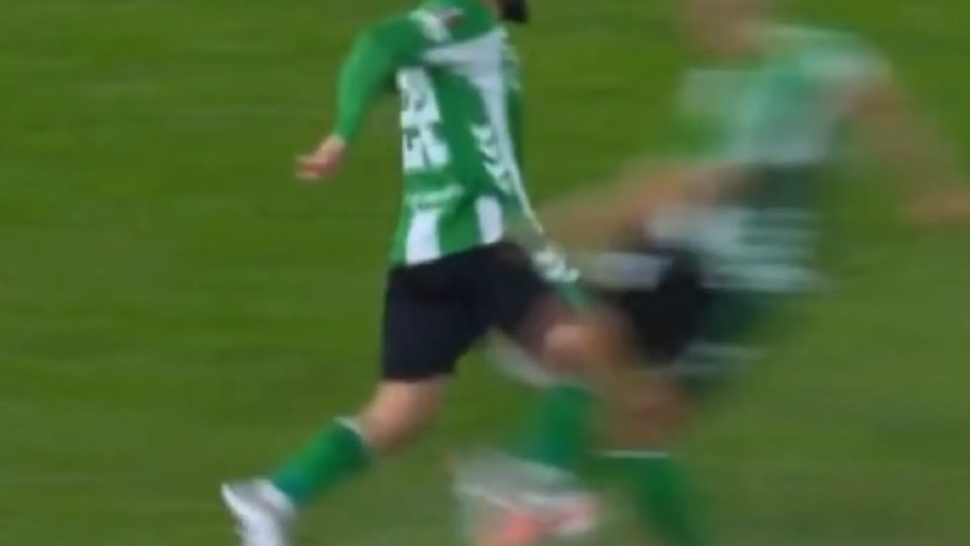 Un compagno calcia l'altro: entrambi si fanno male e chiedono il cambio
