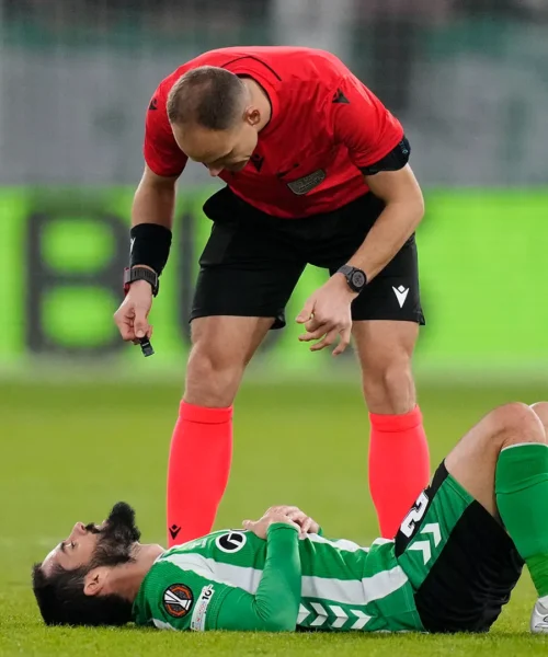 Un compagno calcia l’altro: doppio clamoroso infortunio. Foto