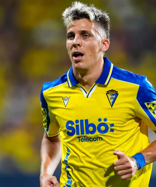 Bacia l’avversario e lo fa espellere: le foto