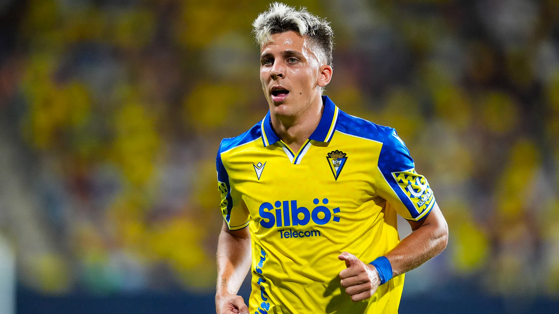 Bacia l'avversario e lo fa espellere: le immagini