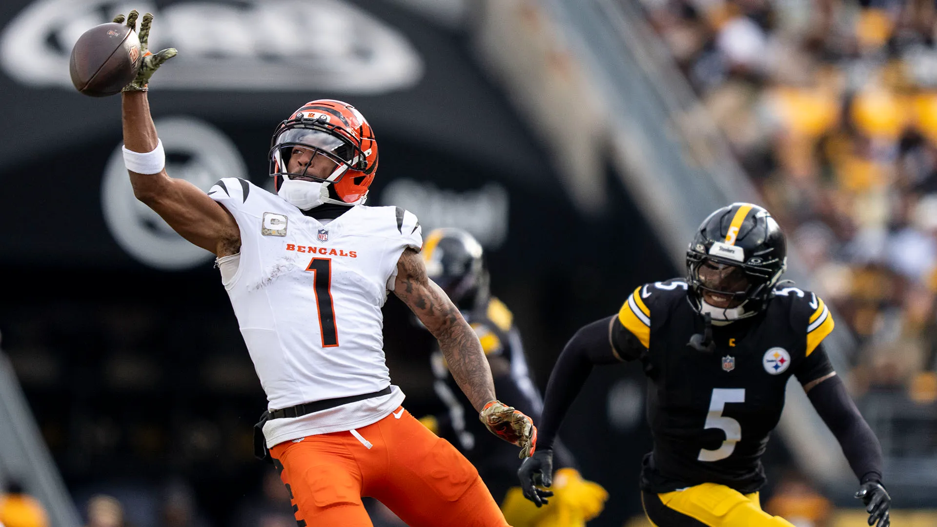 Ja'Marr Chase, ricevitore dei Cincinnati Bengals, durante il match ha avuto un confronto acceso con il difensore degli Steelers Jalen Ramsey