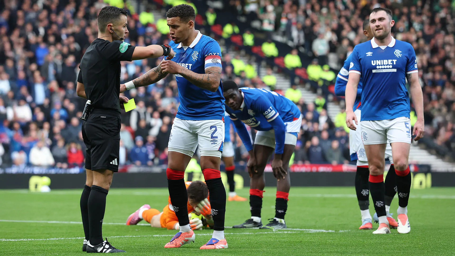 ...il direttore di gara ha deciso di punire Auston Trusty con il cartellino giallo