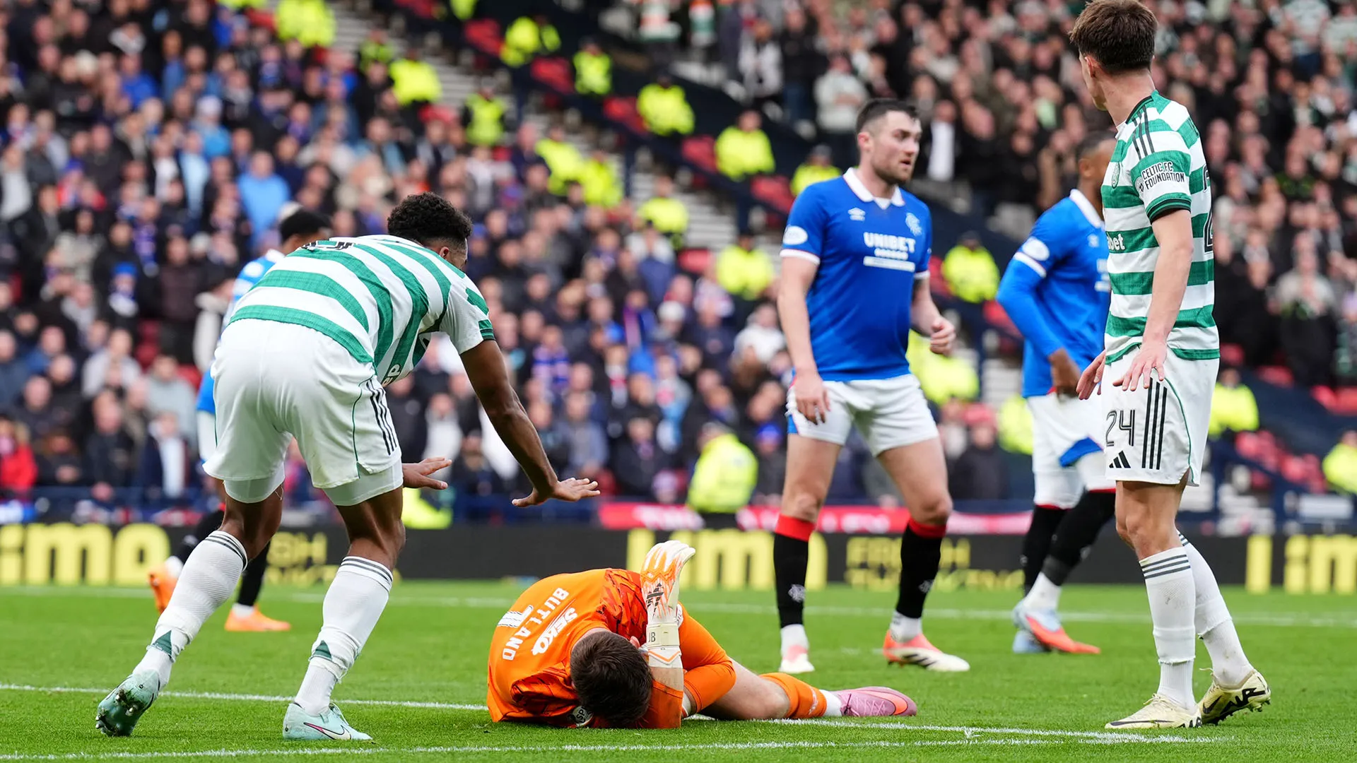 L'arbitro ha ovviamente interrotto subito il match per verificare le condizioni del portiere