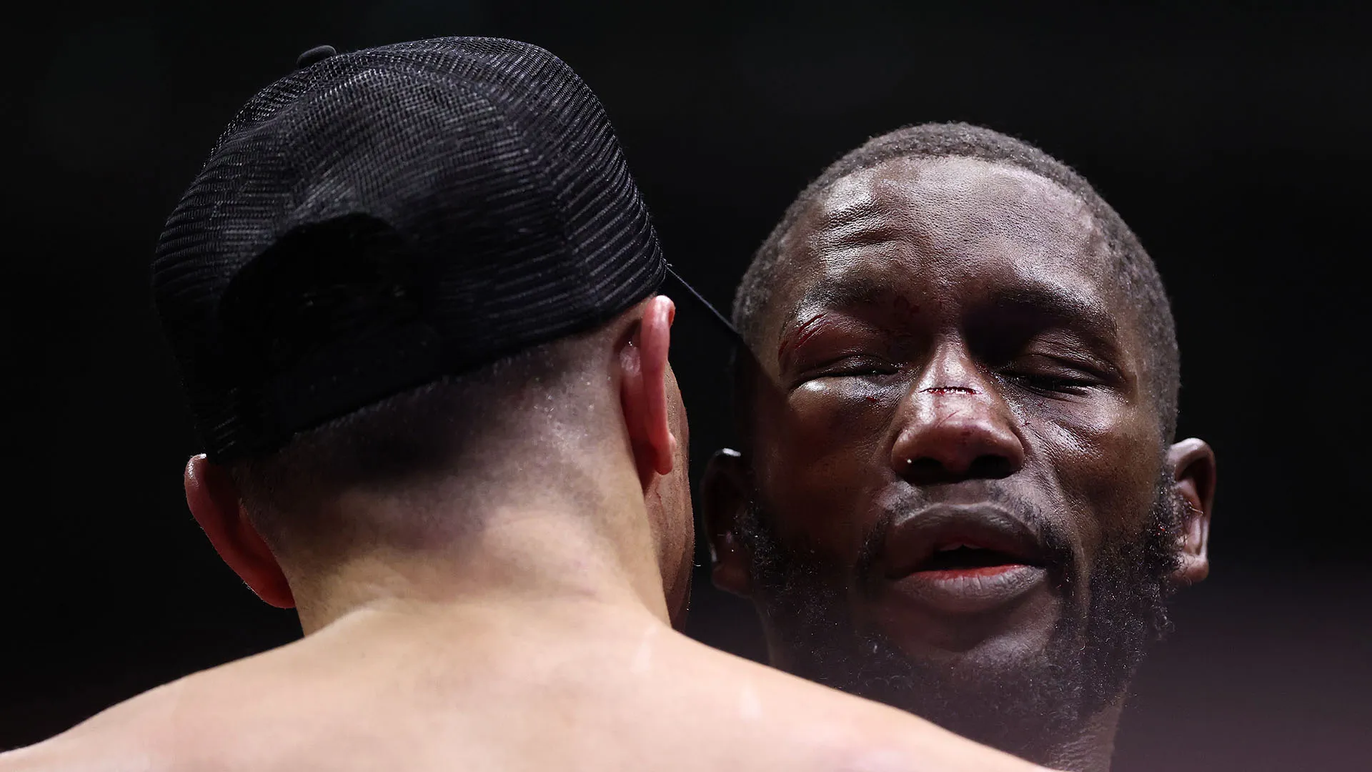 Ekow Essuman è riuscito poi a riprendersi e ad alzarsi, tra gli applausi del pubblico