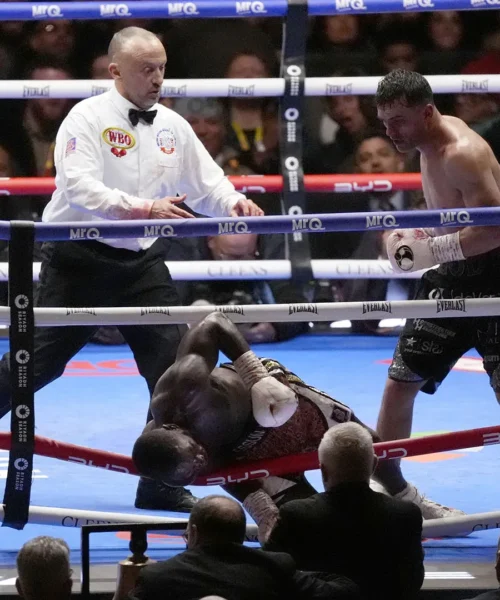 Ko devastante, finisce fuori dal ring: gli serve l’ossigeno. Foto