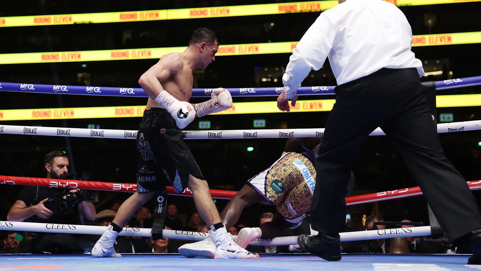 Essuman è finito fuori dal ring, superando le corde