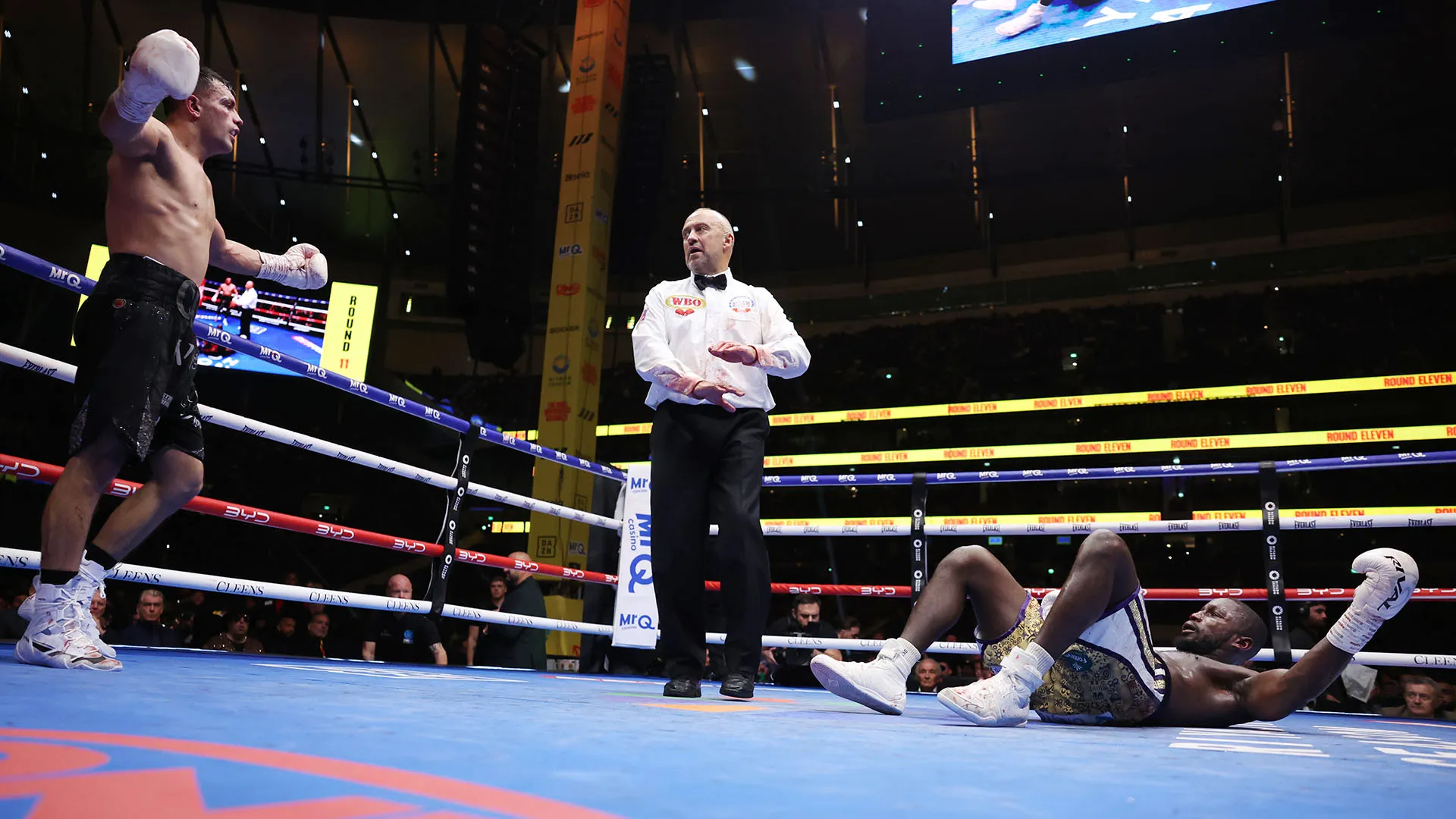 Molti tifosi si sono infuriati con l'arbitro, accusato di non aver interrotto prima l'incontro