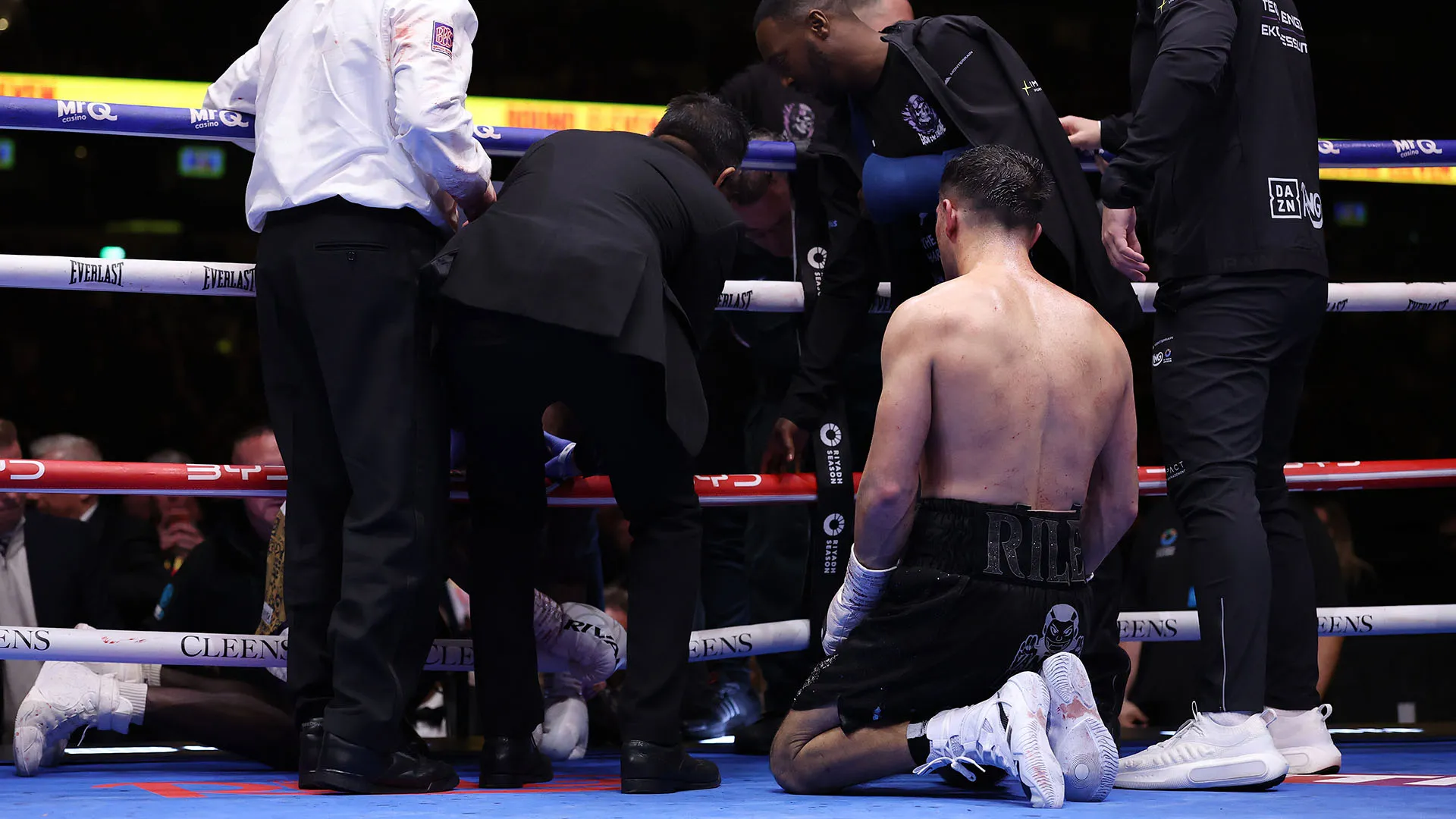 I medici sono intervenuti per soccorrere Essuman, somministrandogli anche l'ossigeno