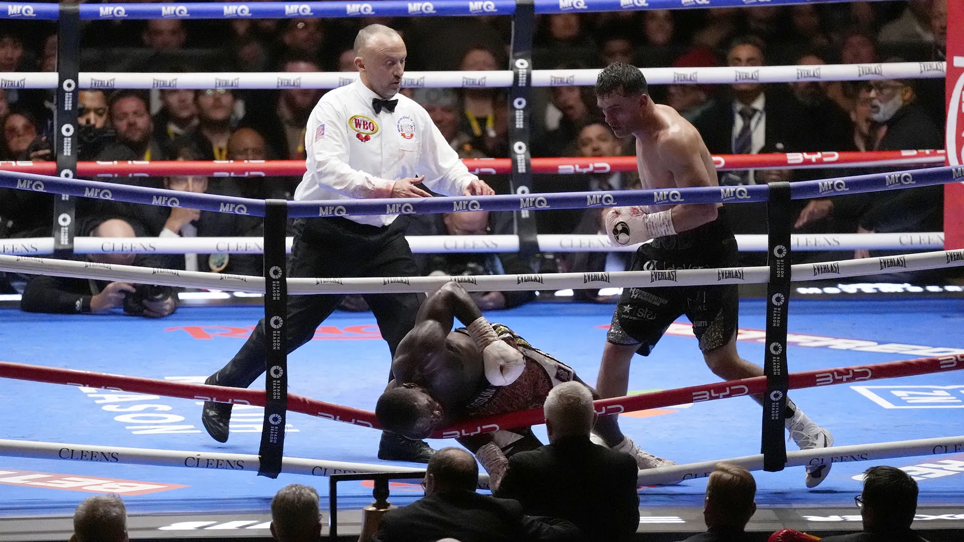 Ko devastante, finisce fuori dal ring: gli serve l'ossigeno