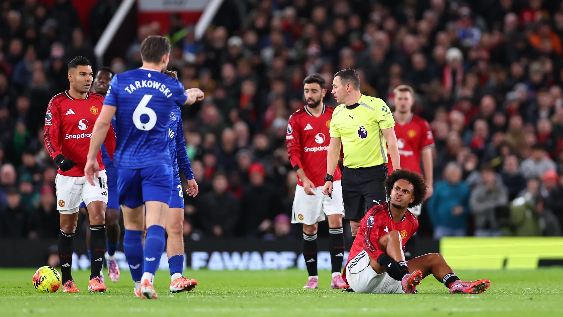 Tarkowski ha accusato l'olandese di simulare e l'attaccante non l'ha presa bene