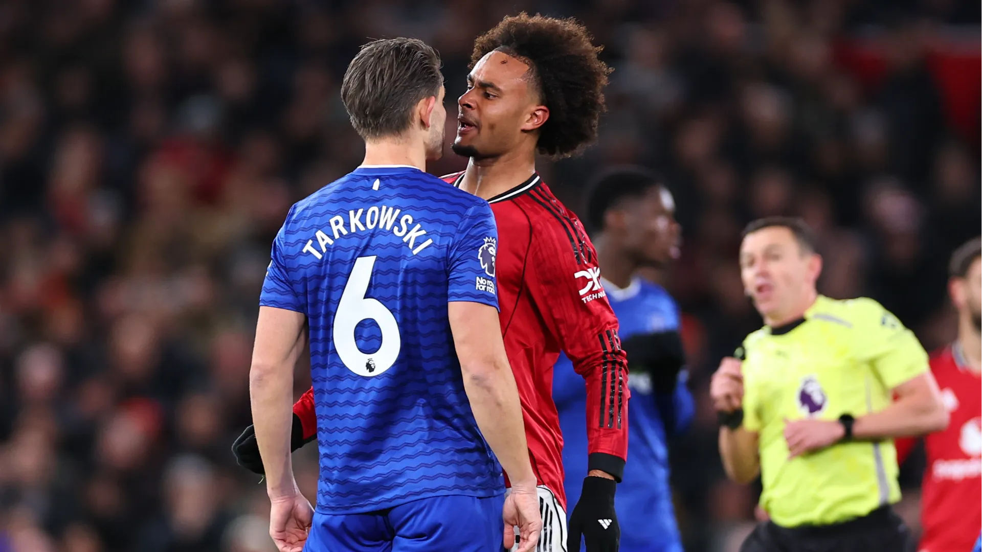 Joshua Zirkzee affronta l'avversario e scoppia la lite