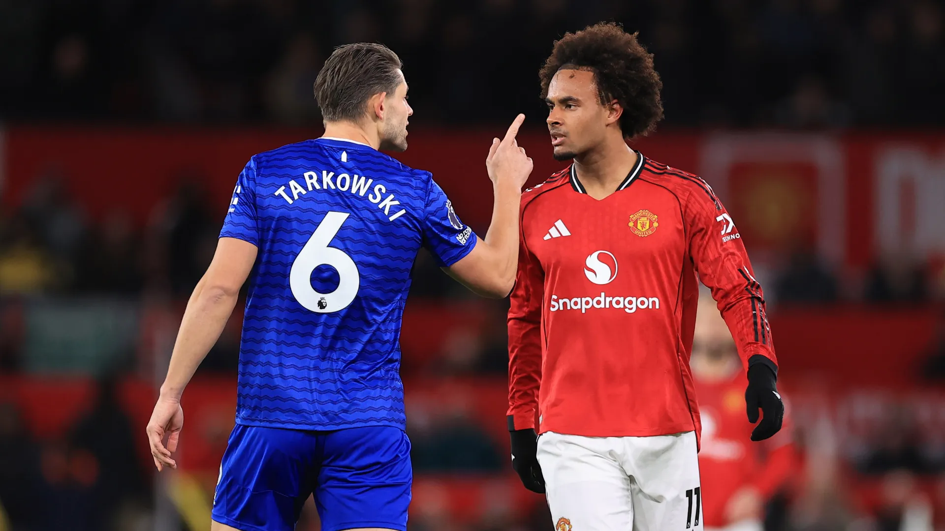 Una volta in piedi, i due si sono scambiati qualche parola poco carina