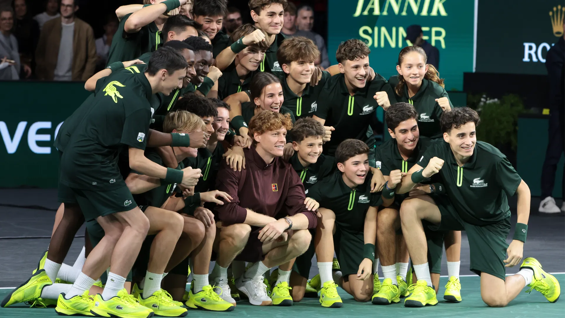 Sinner dopo la partita è stato assediato dai tifosi, che gli hanno chiesto autografo e selfie