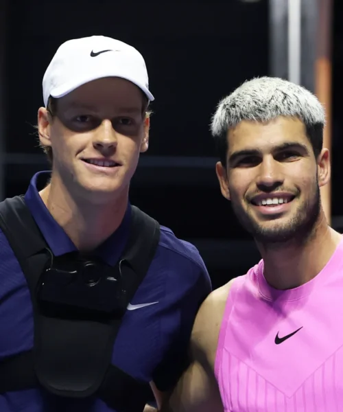 Sinner-Alcaraz, le immagini virali dell’incontro. E Carlos prende in giro Jannik